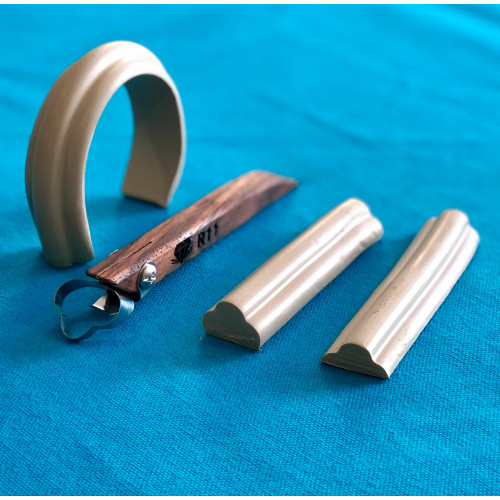 
  OUTIL EXTRUDEUSE A MAIN - FORME A TROIS PARTIES ARRONDIES - R11 - Extrudeuses à main d'argile - Cigale et Fourmi