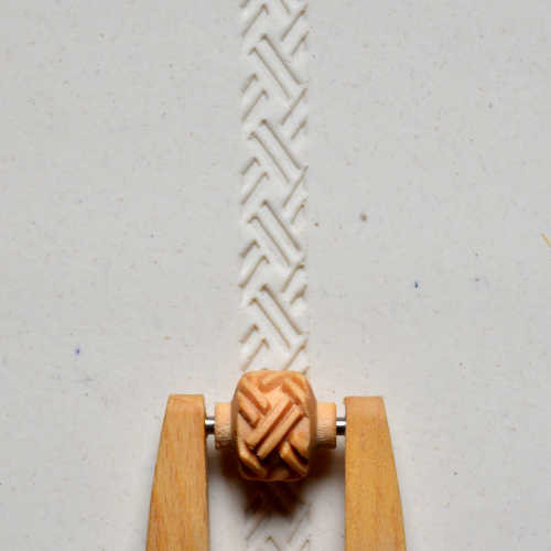 
  MINI ROULEAU A POIGNEE 1 CM - BASKETWEAVE 1 - Tampons & rouleaux - Cigale et Fourmi