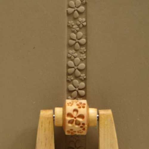 
  MINI ROULEAU A POIGNEE 1 CM - DEBOSSED FLOWER PATTERN - Tampons & rouleaux - Cigale et Fourmi