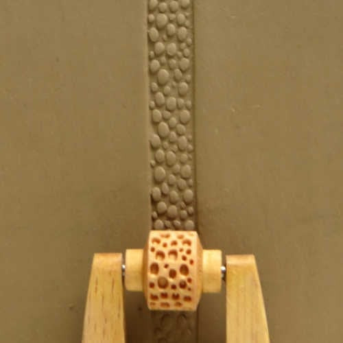 
  MINI ROULEAU A POIGNEE 1 CM - PEBBLES - Tampons & rouleaux - Cigale et Fourmi