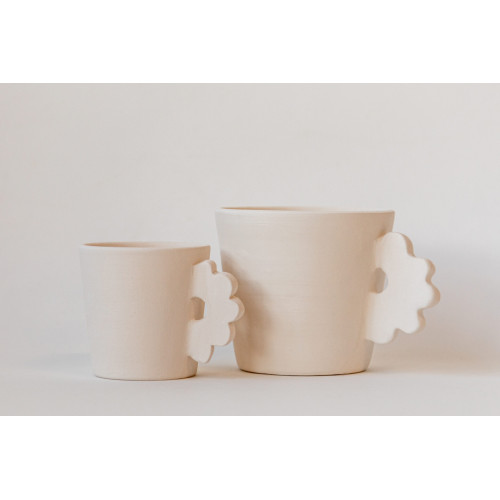 
  BISCUIT FAIENCE - TASSE FLEUR M - Arts de la table - Cigale et Fourmi